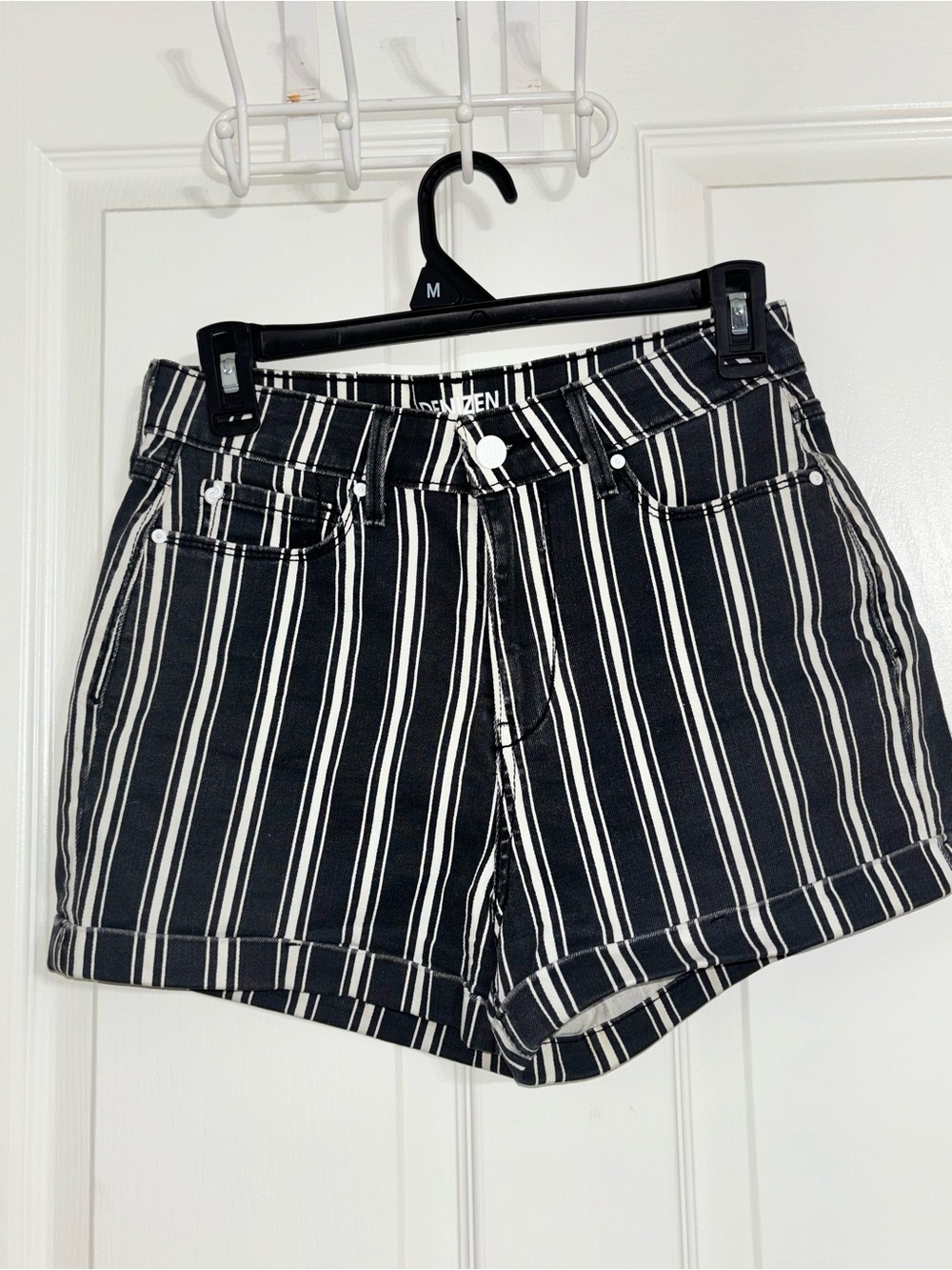 Levi’s Denizen Mom Shorts Black & White Striped High-Rise size 3-W26